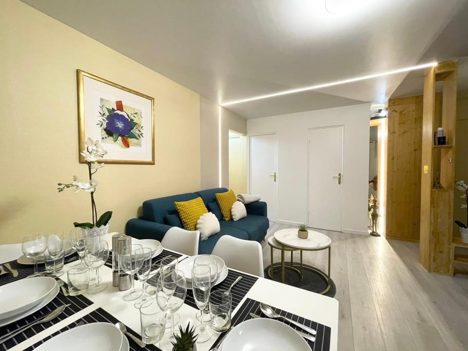 Living room, Seating area, Dining area, wardrobe