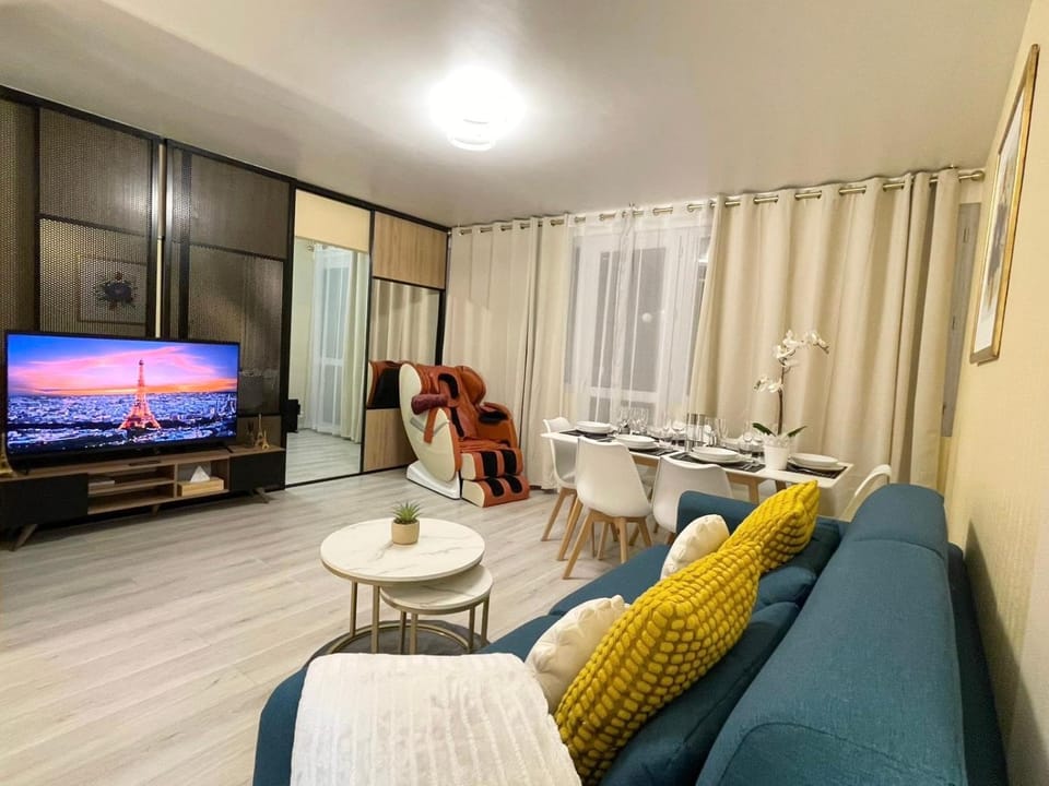 TV and multimedia, Living room, Seating area, Dining area
