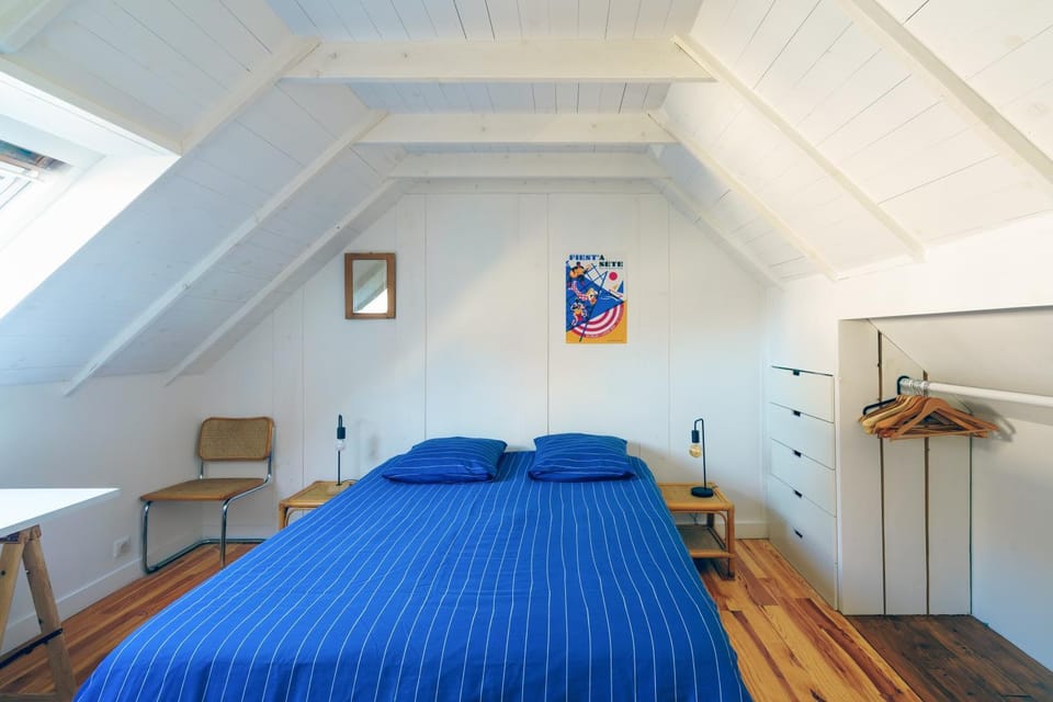 Photo of the whole room, Bedroom