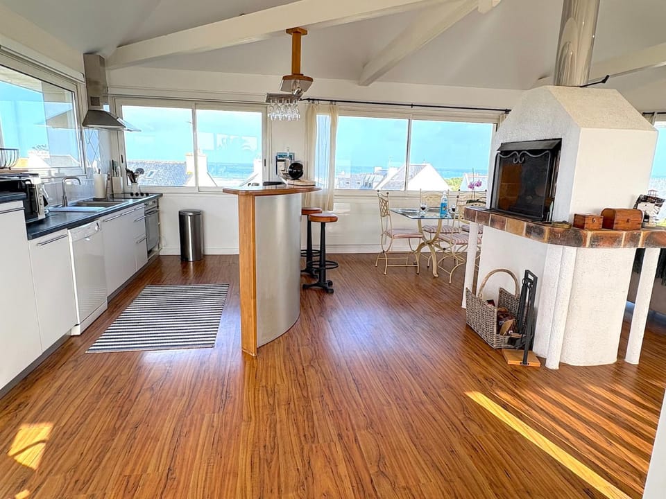 Kitchen or kitchenette, Dining area, dishwasher, minibar, oven, stove