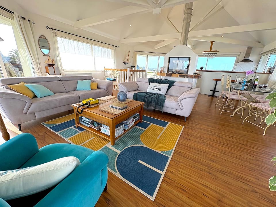 Communal lounge/ TV room, TV and multimedia, Living room, Seating area, Evening entertainment