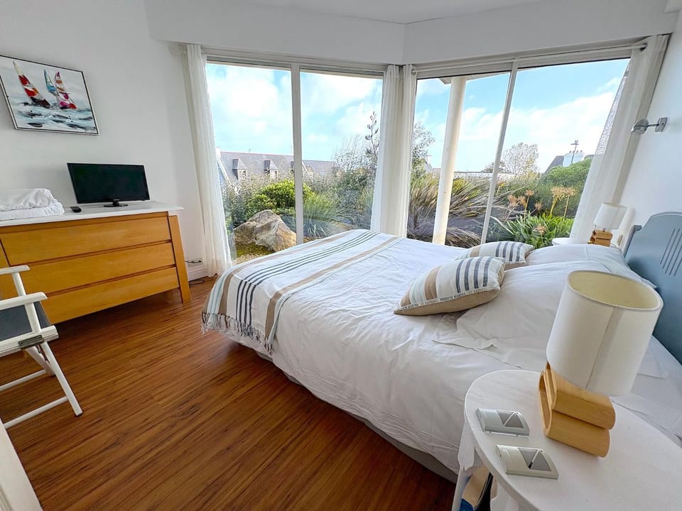 Communal lounge/ TV room, Bed, TV and multimedia, View (from property/room), Balcony/Terrace, Photo of the whole room, Evening entertainment, Bedroom, hair dresser, towels