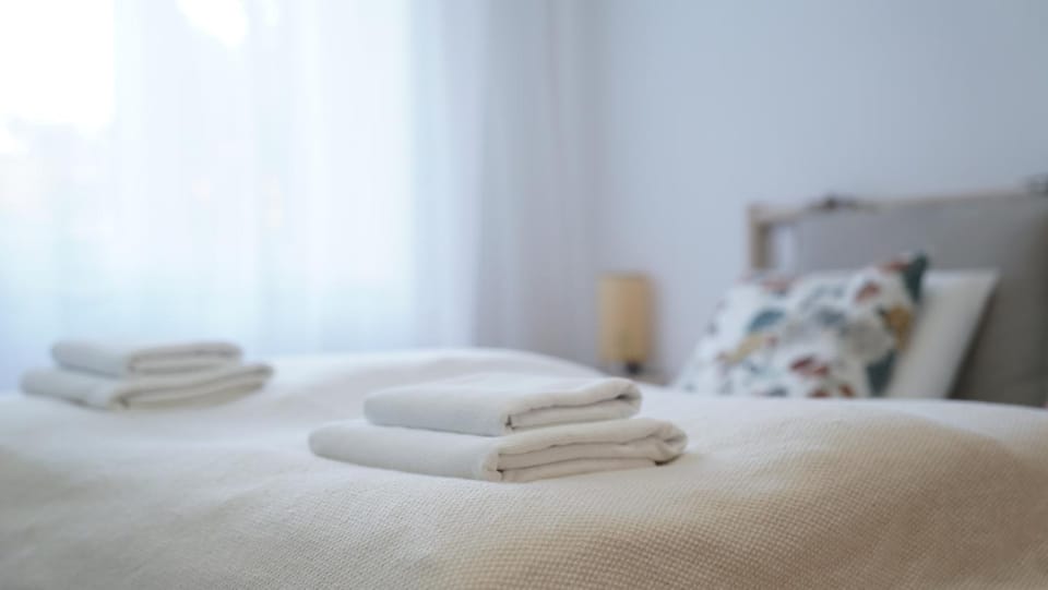 Bedroom, towels