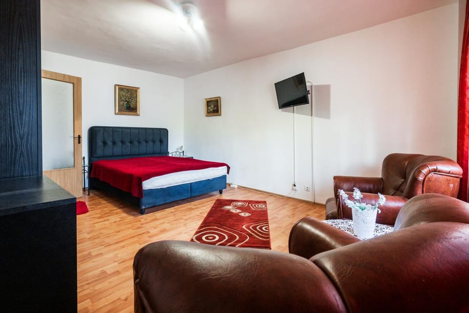 Bed, TV and multimedia, Photo of the whole room, Seating area, Bedroom