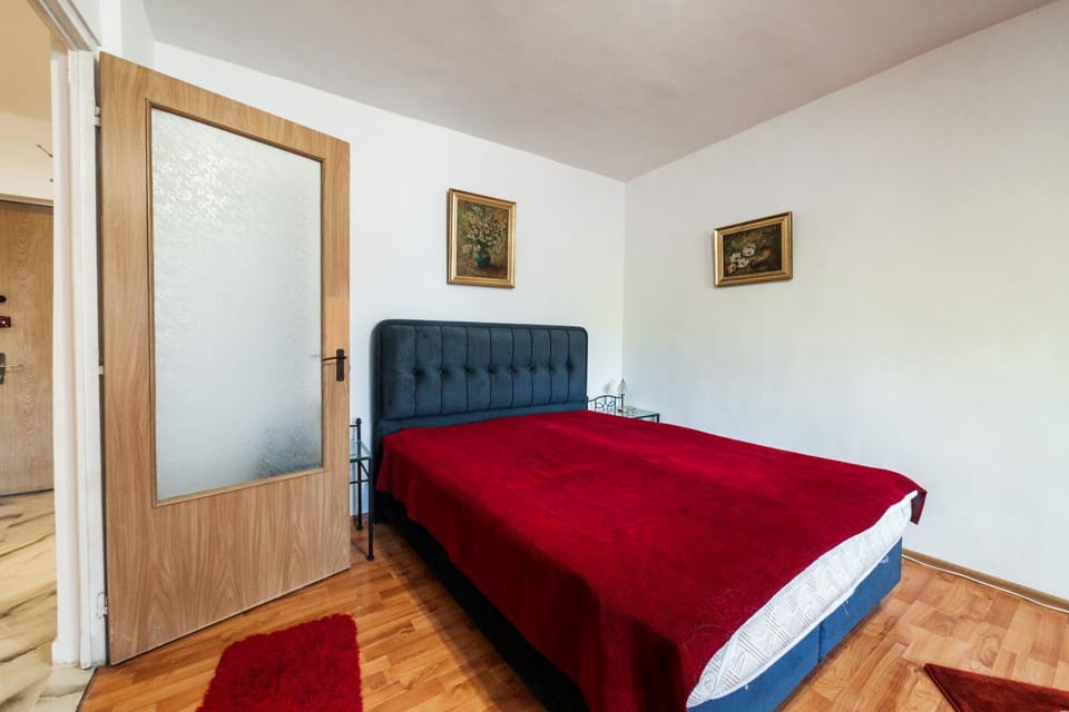 Bed, Seating area, Bedroom