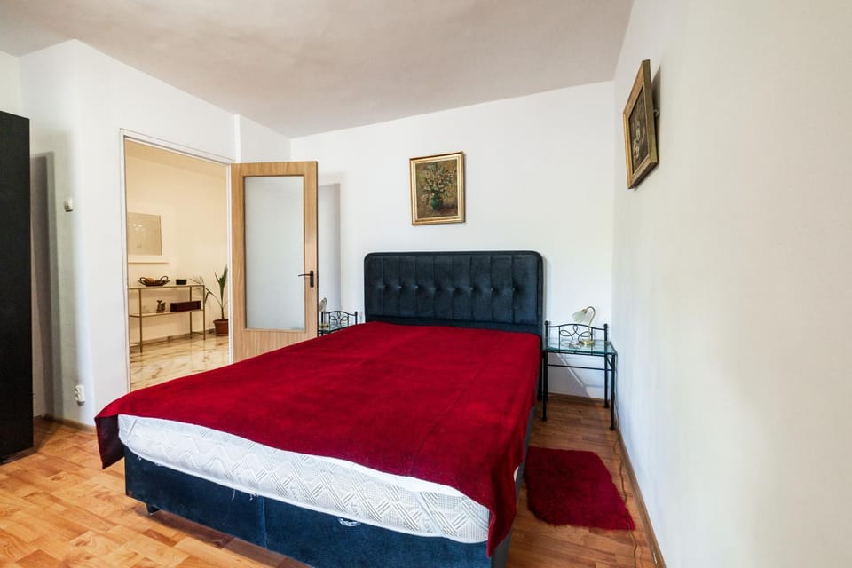 Bed, TV and multimedia, Photo of the whole room, Seating area, Bedroom