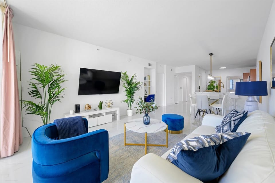 Stylish, classy Bayfront view apt Walk to beach Apartment in Sunny Isles Beach