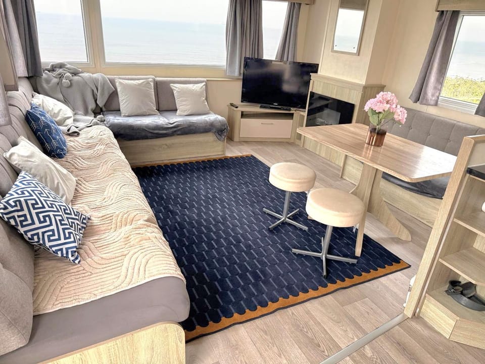Ocean Bliss-Beach Front - Lux- Sea View- 3-Bedroom Caravan- 8 Sleeps House in England