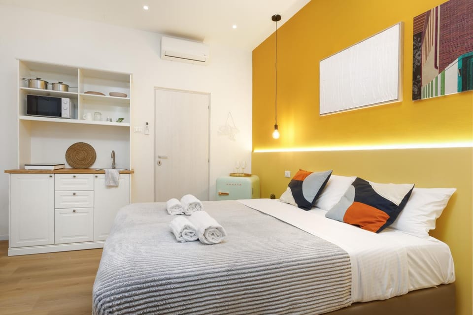 Bed, Kitchen or kitchenette, Bedroom, air conditioner