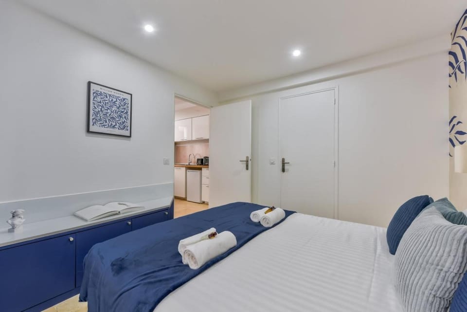 Photo of the whole room, Bedroom, towels