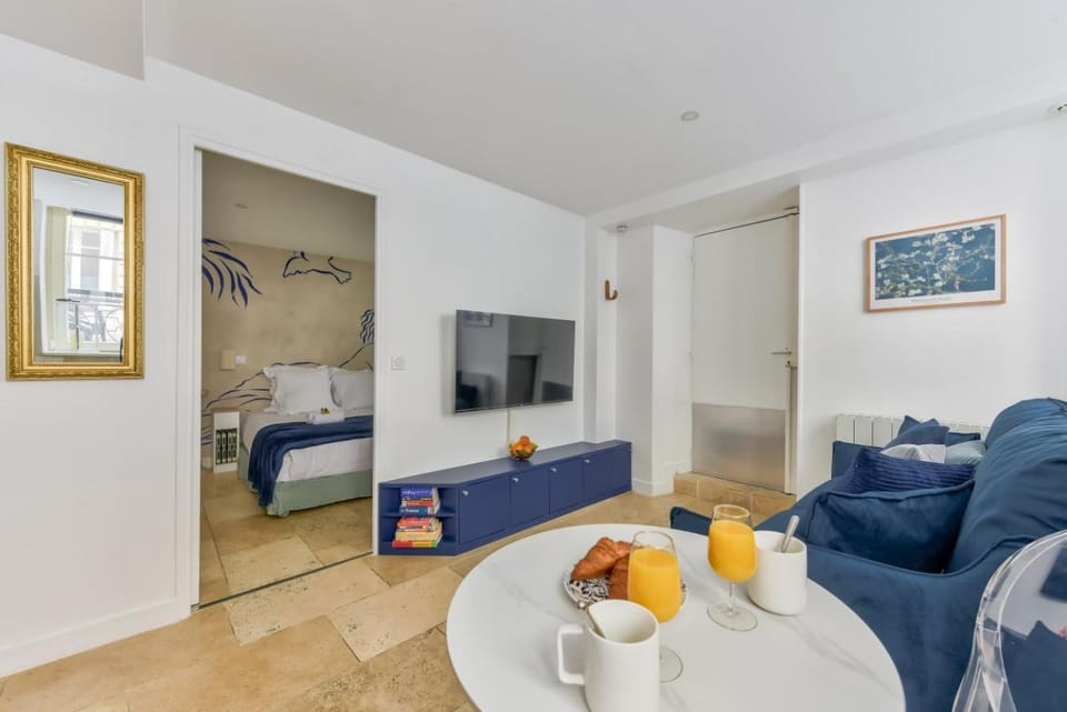 Bed, TV and multimedia, Living room, Seating area, Bedroom