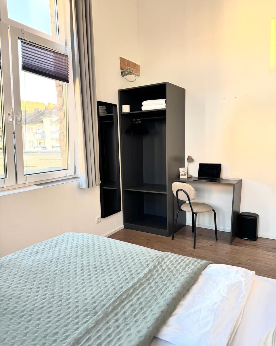 Photo of the whole room, Bedroom, wardrobe