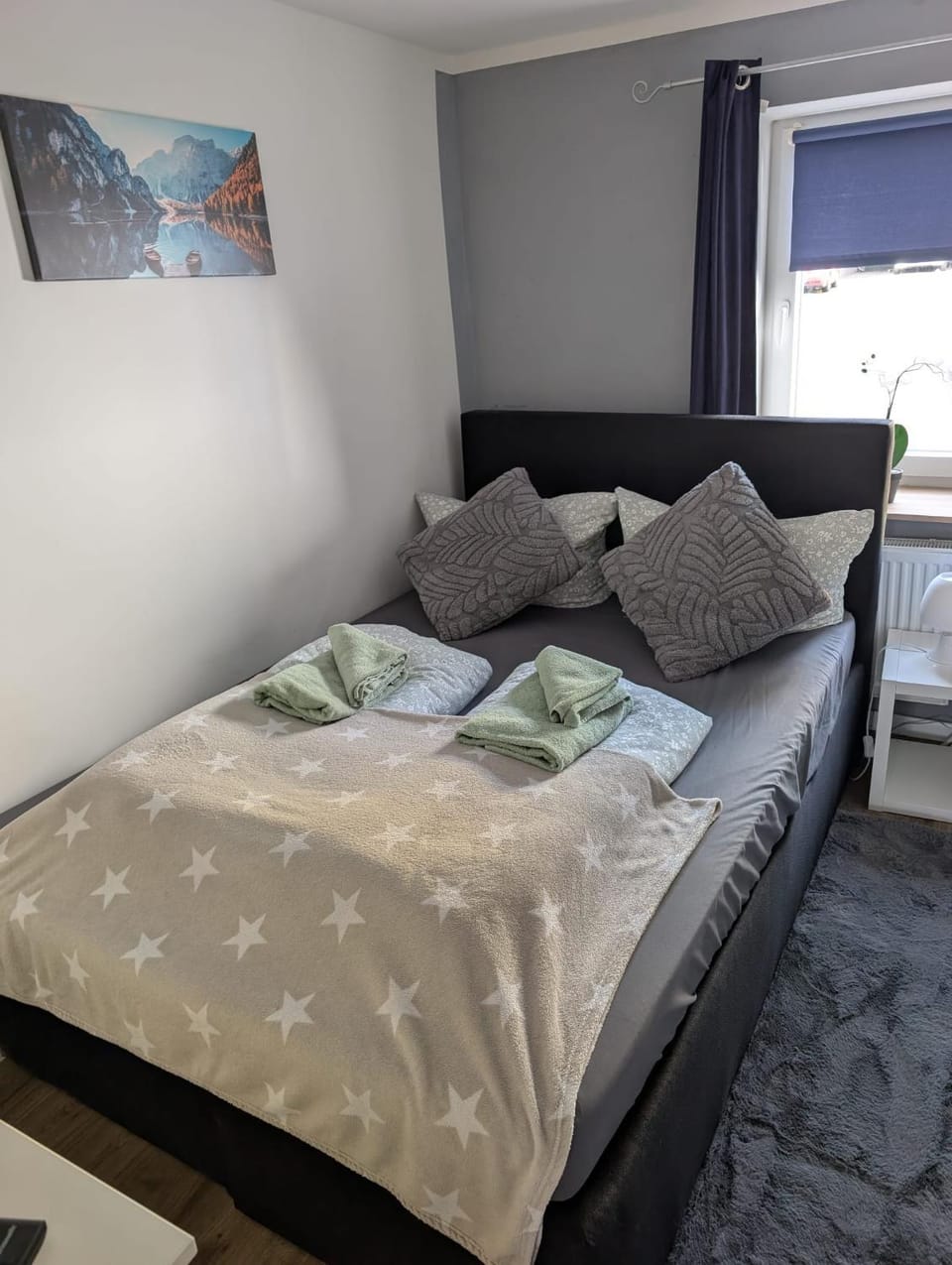 Bed, Bedroom, heating, towels