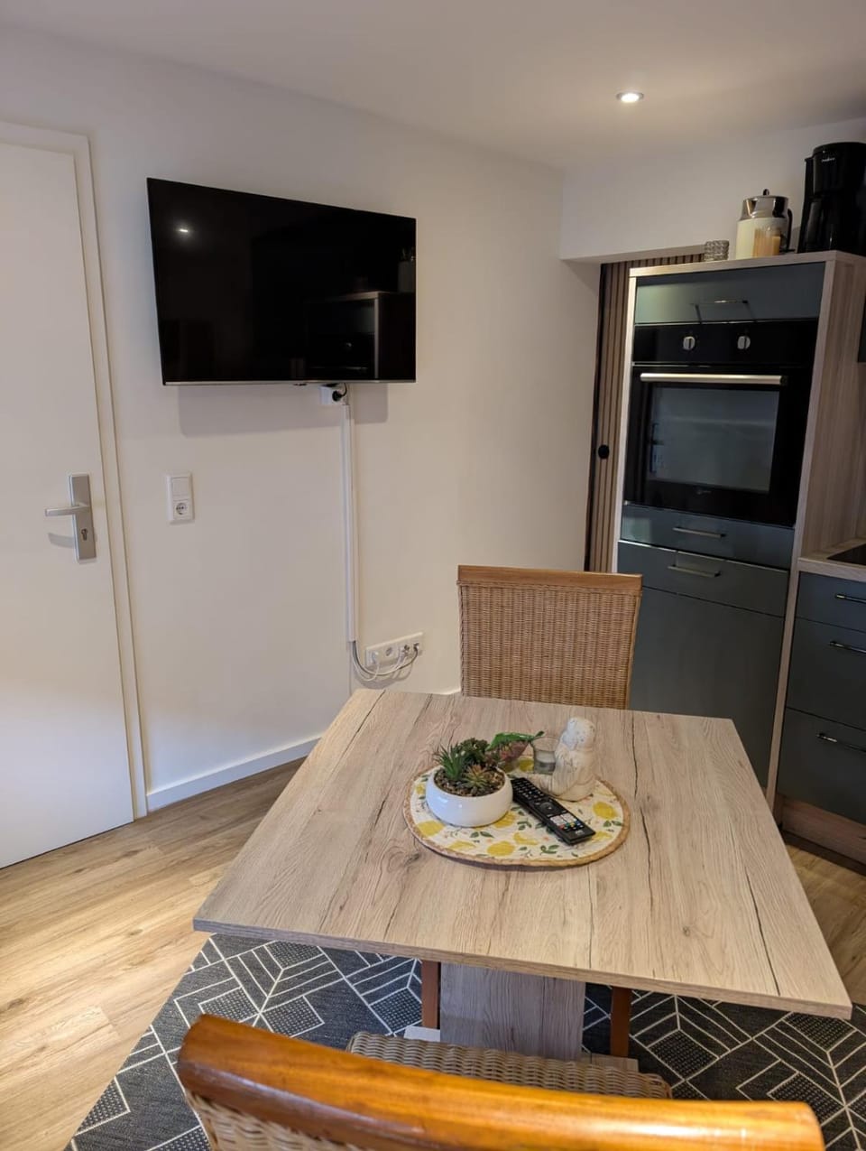 TV and multimedia, Kitchen or kitchenette, Dining area, Food, oven