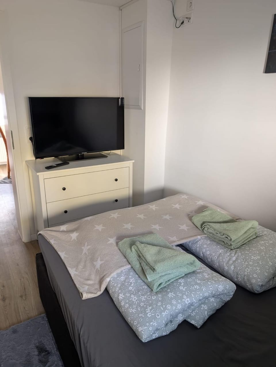 Bed, TV and multimedia, Bedroom, storage, towels