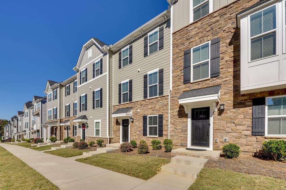 Room to Work + Relax! Spacious Unit Near Charlotte House in Matthews