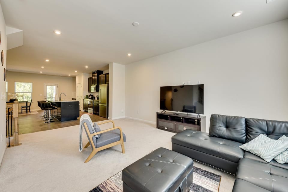 Room to Work + Relax! Spacious Unit Near Charlotte House in Matthews