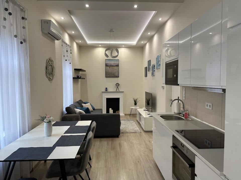 TV and multimedia, Living room, Dining area, oven, stove, air conditioner