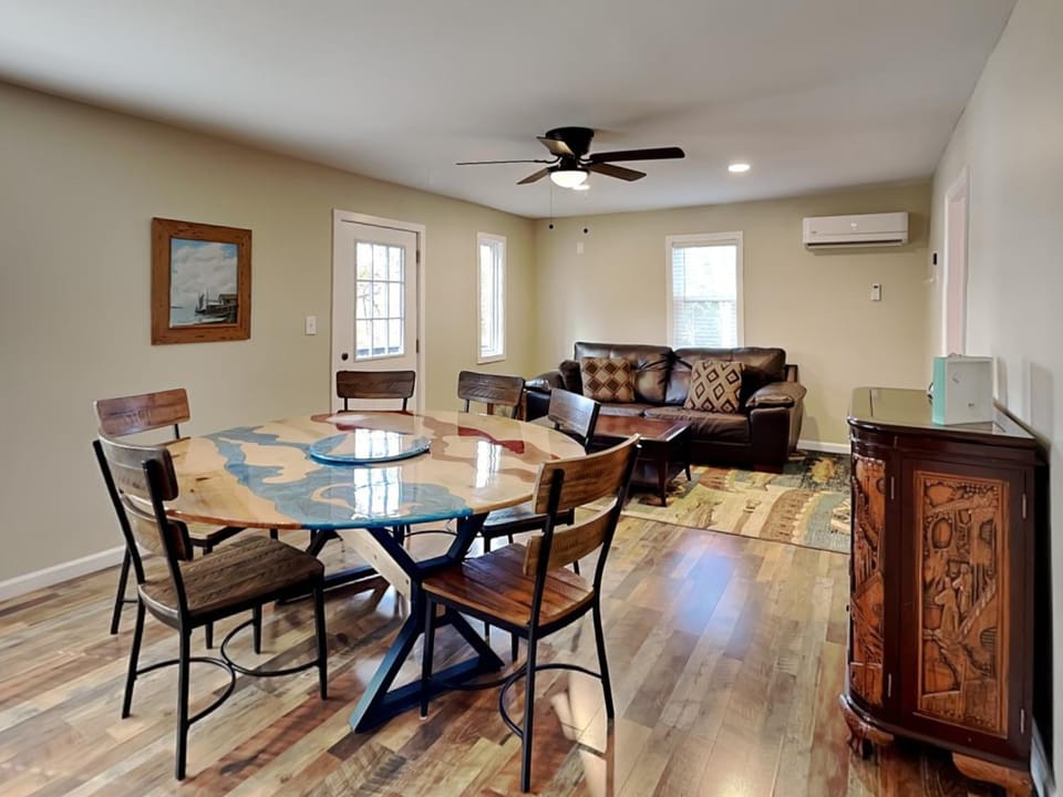 TV and multimedia, Balcony/Terrace, Living room, Seating area, Dining area, furniture, air conditioner