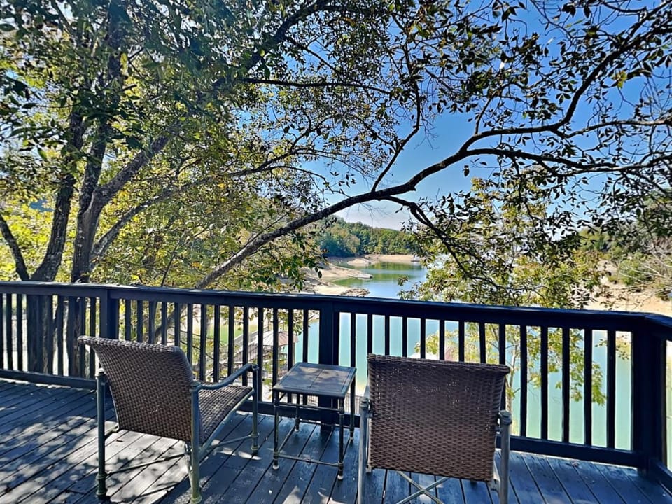 Natural landscape, View (from property/room), Balcony/Terrace, Seating area, Lake view, furniture