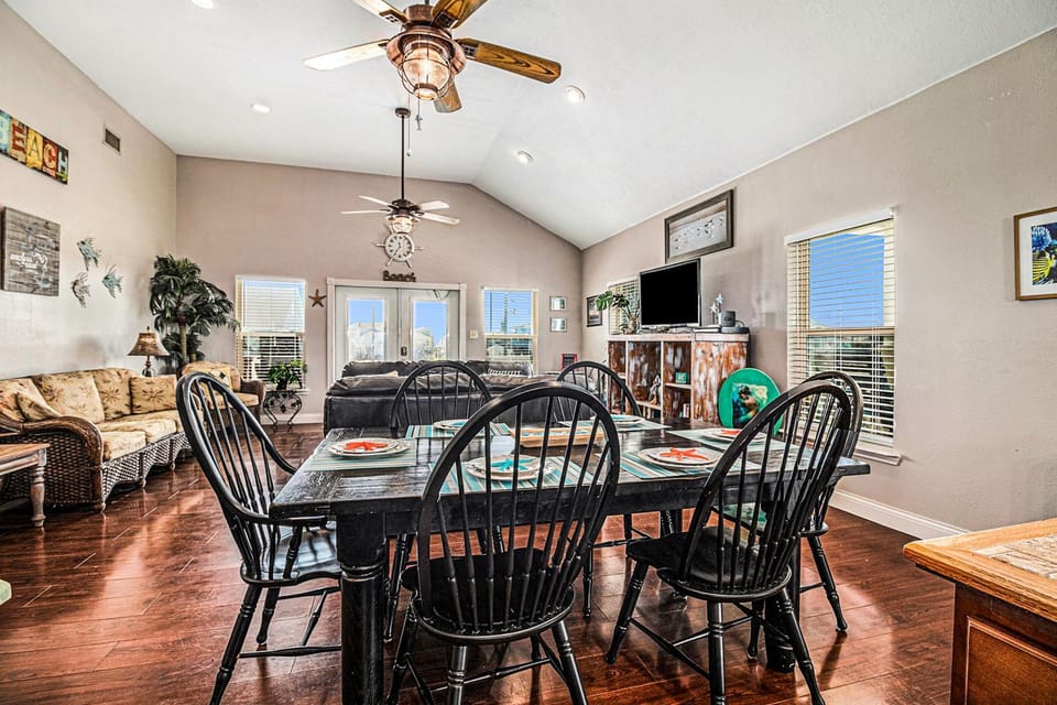 Retreat Steps to Beach Dog Haven Sleeps 12 House in Bolivar Peninsula