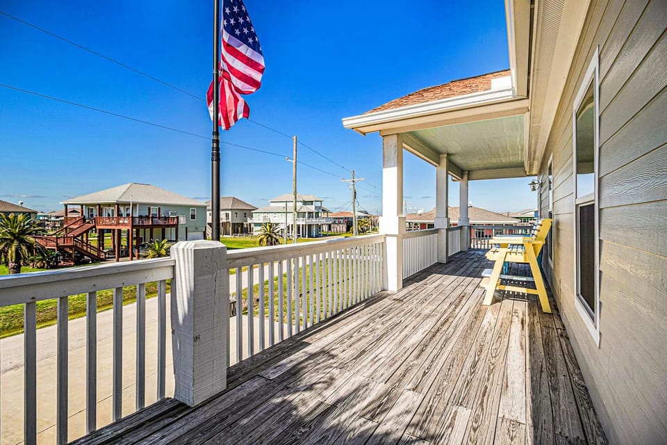 Retreat Steps to Beach Dog Haven Sleeps 12 House in Bolivar Peninsula