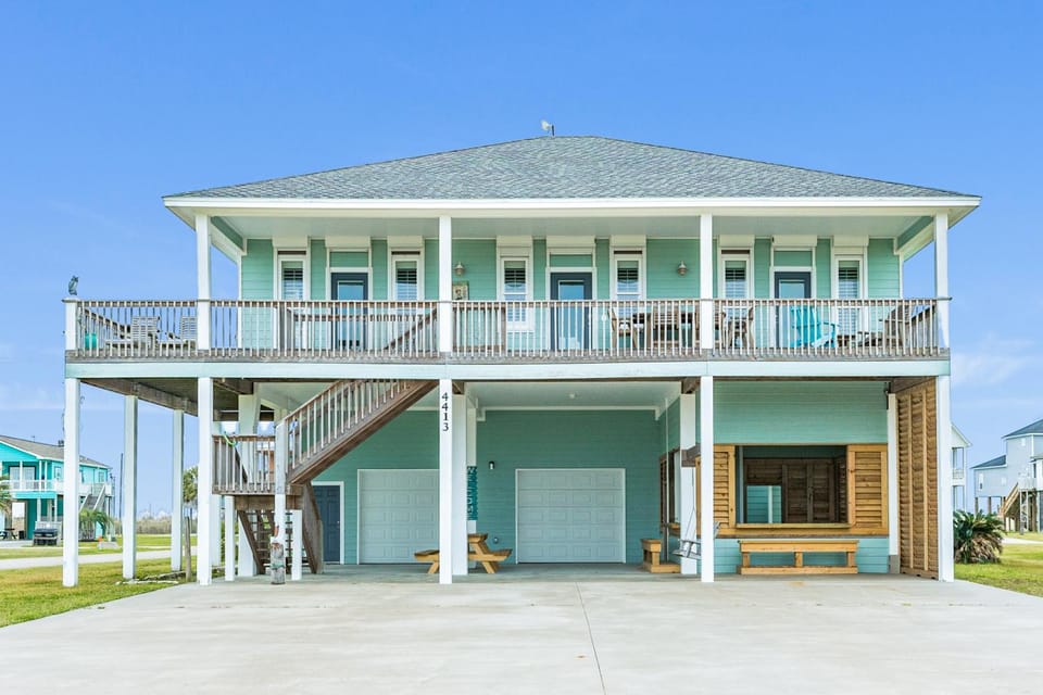 Escape Gulf Views Basketball Hoop Sleeps 16 House in Bolivar Peninsula