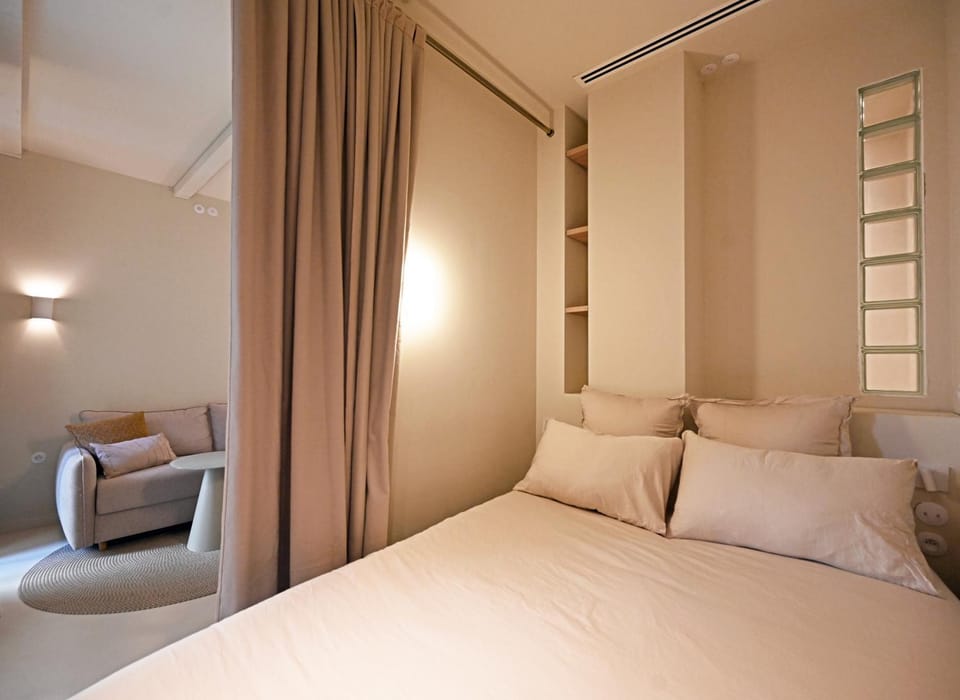 Bed, Seating area, Bedroom