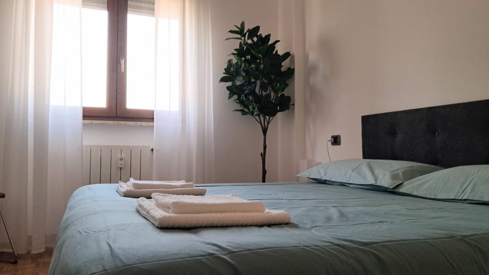Bed, Bedroom, towels