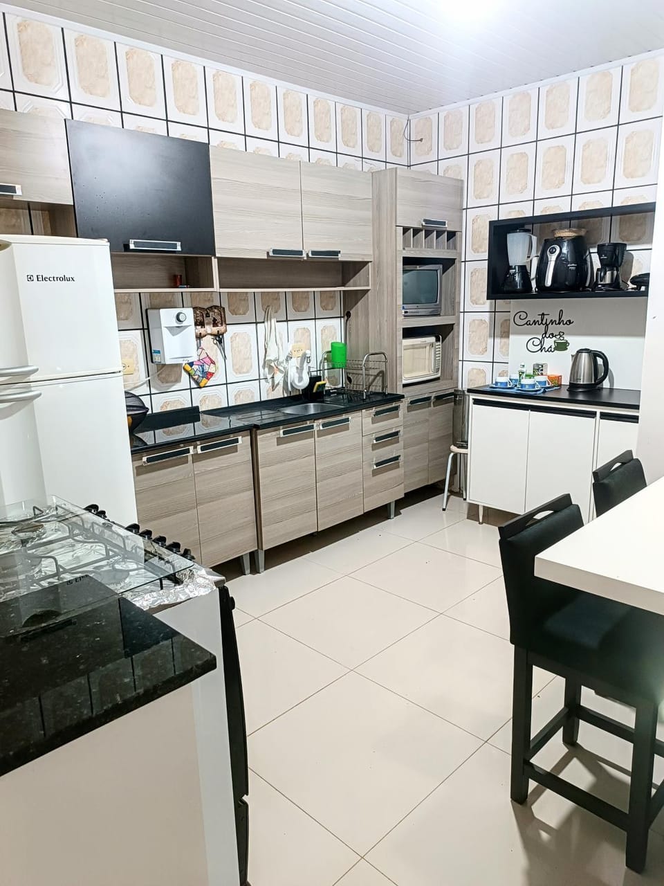 Coffee/tea facilities, Kitchen or kitchenette, Dining area, stove
