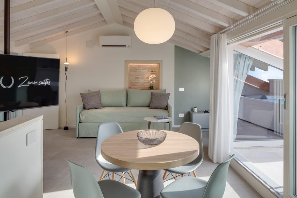 TV and multimedia, Living room, Photo of the whole room, Seating area, Dining area, air conditioner