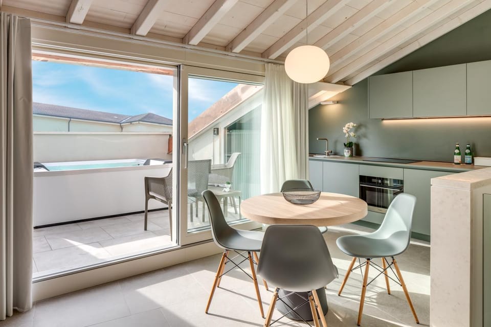 Hot Tub, Balcony/Terrace, Kitchen or kitchenette, Living room, Seating area, Dining area