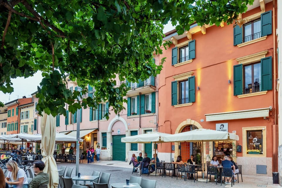 Property building, Restaurant/places to eat, Restaurant/places to eat, Neighbourhood, Location