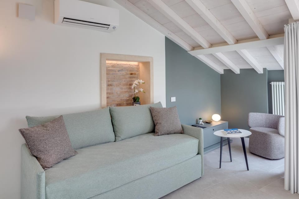 Living room, Seating area, air conditioner
