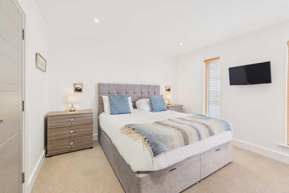 Bed, TV and multimedia, Bedroom