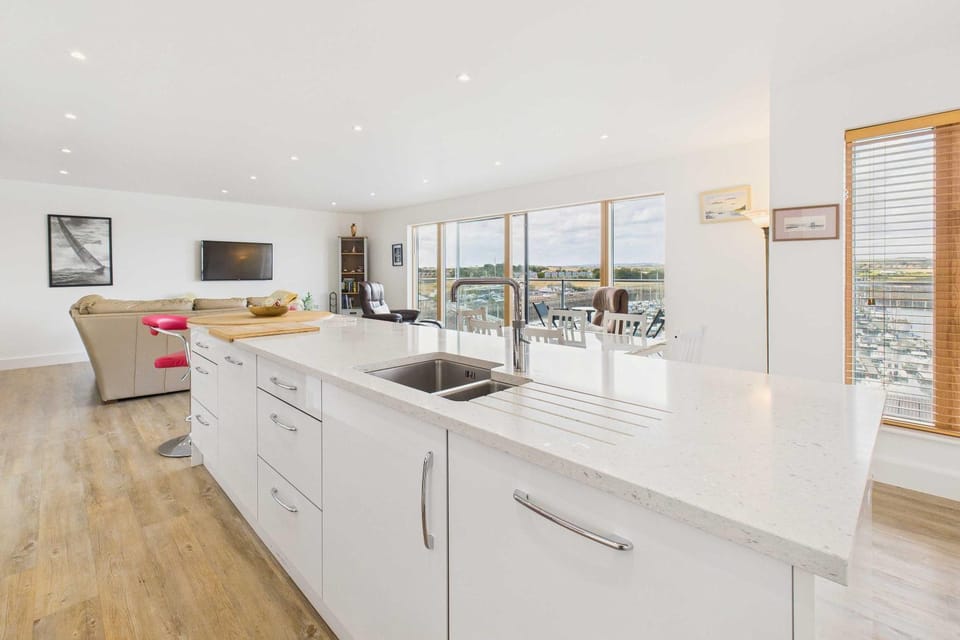 TV and multimedia, Kitchen or kitchenette, Living room, Seating area