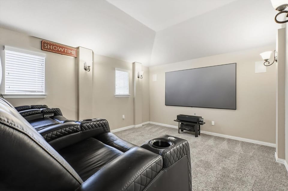 5BD 4BA Entertainment Hub - Playground Cinema Gym House in Frisco