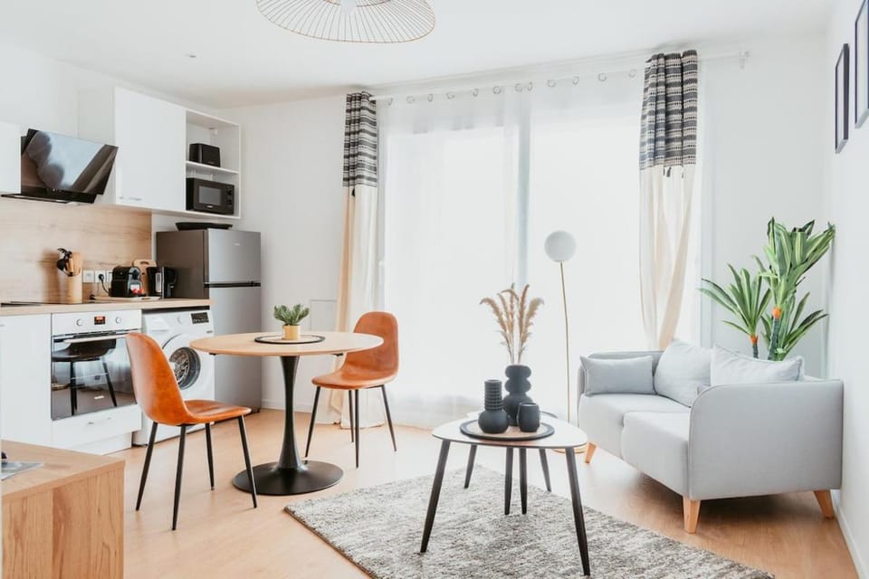 TV and multimedia, Coffee/tea facilities, Kitchen or kitchenette, Living room, Seating area, Dining area, furniture, heating, internet, microwave, oven, storage, toaster, washing machine