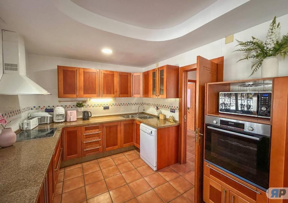 Coffee/tea facilities, Kitchen or kitchenette, dishwasher, oven, stove