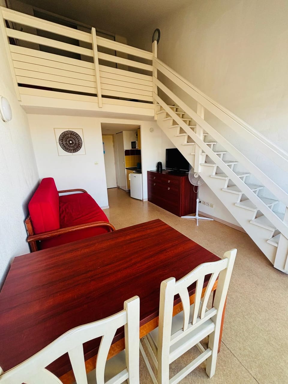 Kitchen or kitchenette, Living room, Seating area, Dining area