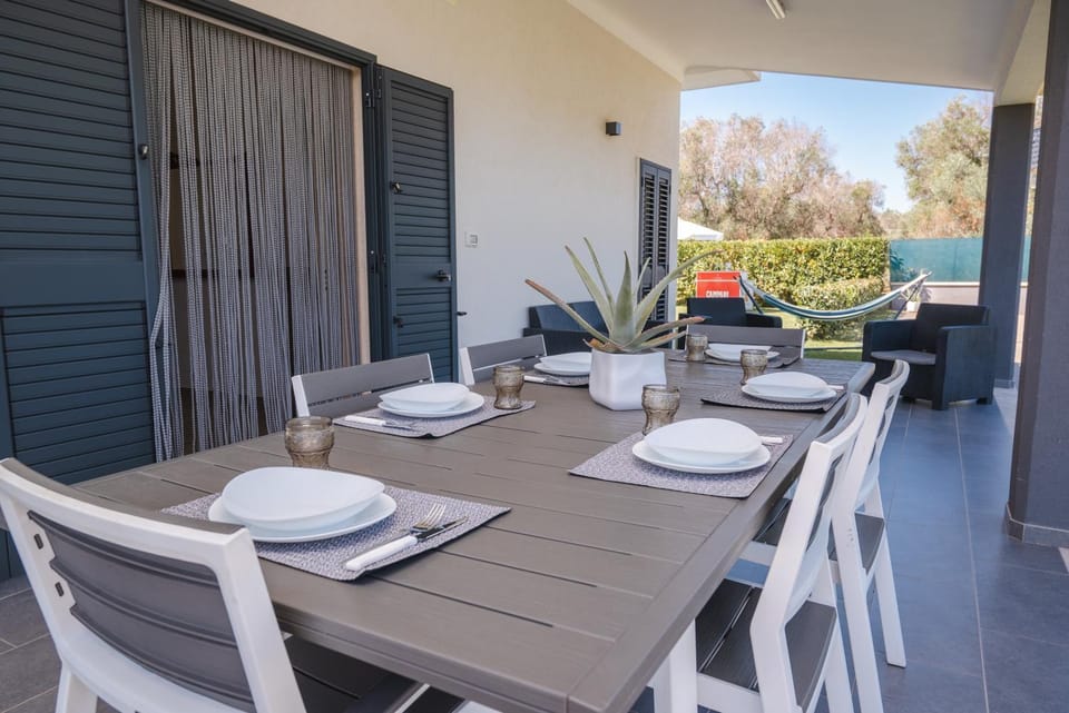 Patio, Day, Living room, Seating area, Dining area