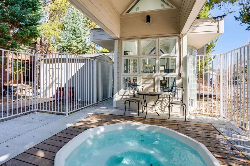 Mtn-View Deck, Workspace! Walkable Frisco Condo House in Frisco