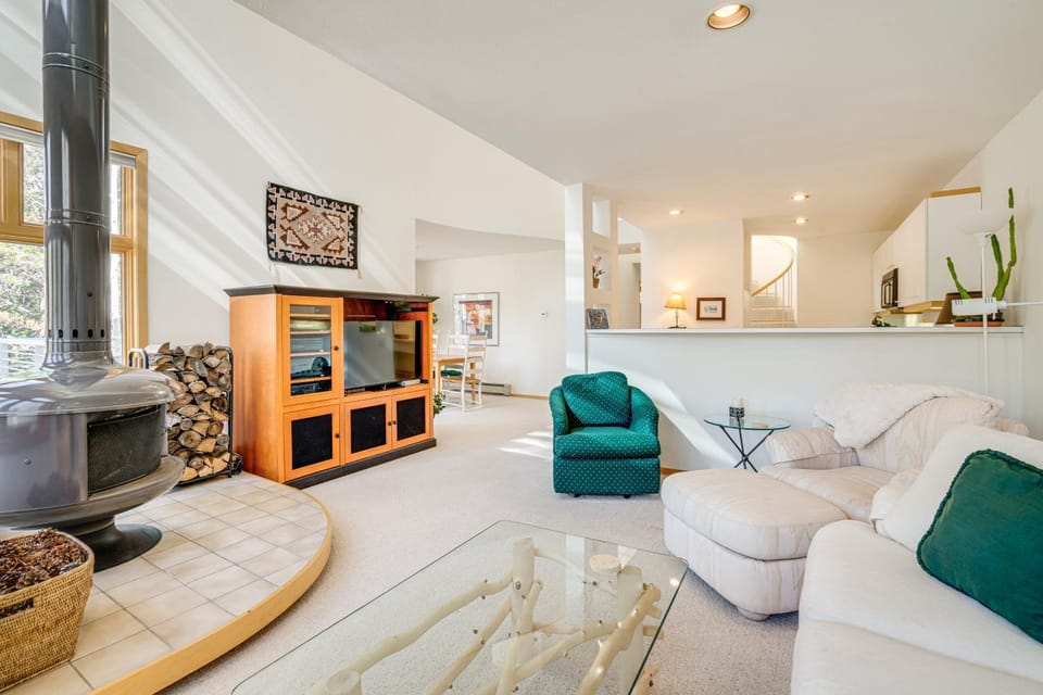 Mtn-View Deck, Workspace! Walkable Frisco Condo House in Frisco