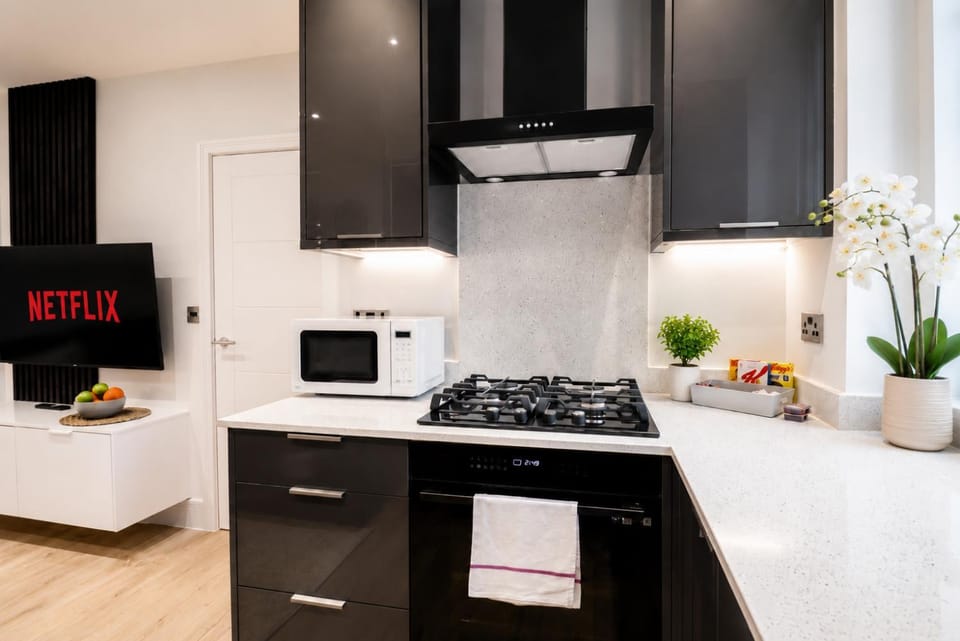 The Eden Suite - 1BR Chic Apt with Luxe Shower, Smart TV & Free Secure Parking in Central High Wycombe HP13, Sleeps 3 Apartment in High Wycombe
