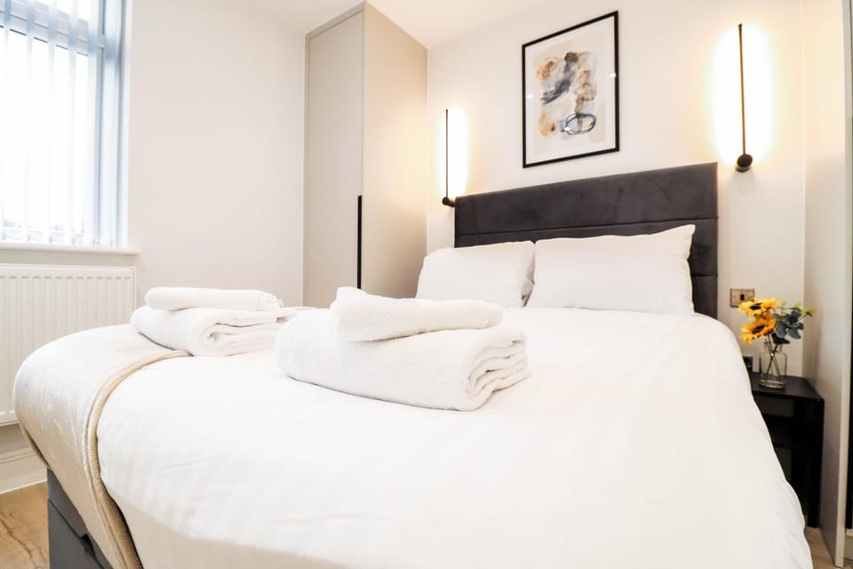 Bed, Photo of the whole room, Bedroom, towels