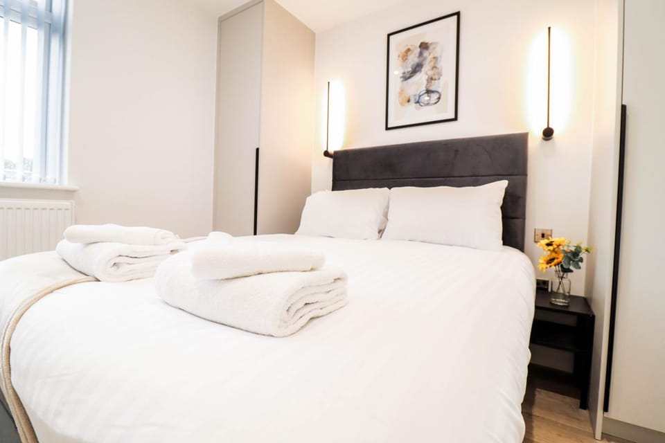 Bed, Photo of the whole room, Bedroom, towels