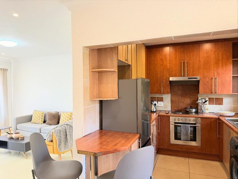 Coffee/tea facilities, Kitchen or kitchenette, Dining area, stove, toaster