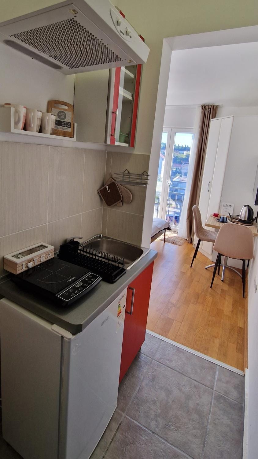 Kitchen or kitchenette, minibar, stove