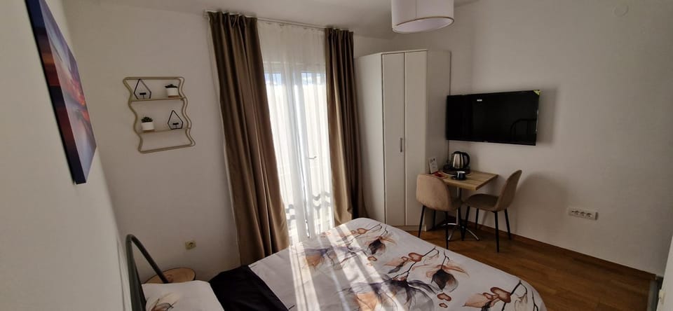 TV and multimedia, Photo of the whole room, Seating area, Bedroom