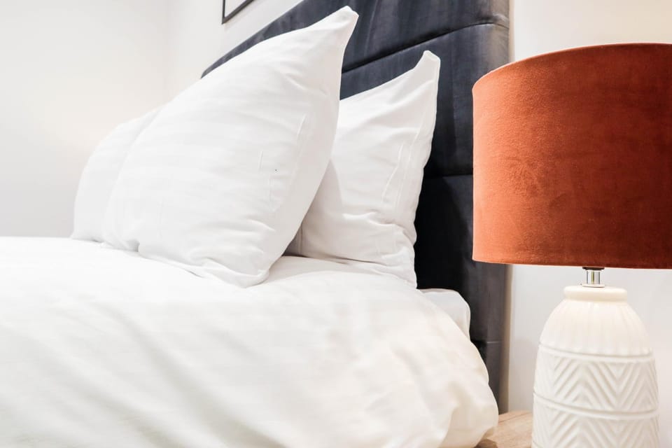 The Rye Retreat - 1BR Modern Design with Smart TV & Secure Underground Parking in Central High Wycombe HP13, Sleeps 3 Apartment in High Wycombe